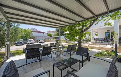 Restoran ili neka druga zalogajnica u objektu Awesome Apartment In Vodice With House Sea View