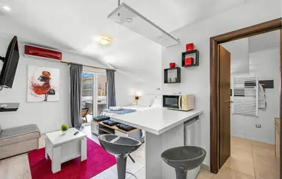 Kuhinja ili čajna kuhinja u objektu Awesome Apartment In Vodice With House Sea View