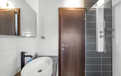 Kupaonica u objektu Awesome Apartment In Vodice With House Sea View