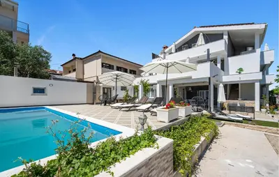 Bazen u objektu Awesome Apartment In Vodice With House Sea View ili u blizini