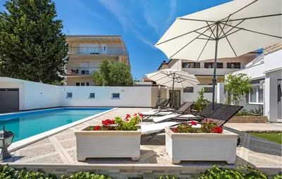 Bazen u objektu Beautiful Apartment In Vodice With Swimming Pool ili u blizini