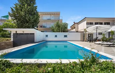 Bazen u objektu 1 Bedroom Nice Apartment In Vodice ili u blizini