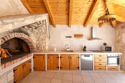 Kuhinja ili čajna kuhinja u objektu MY DALMATIA - Holiday home Briscola with private pool and amazing outside kitchen