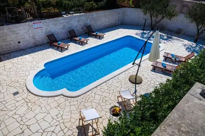 Bazen u objektu MY DALMATIA - Holiday home Briscola with private pool and amazing outside kitchen ili u blizini