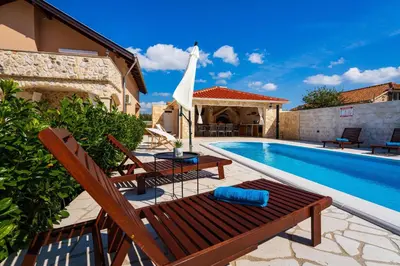 Bazen u objektu MY DALMATIA - Holiday home Briscola with private pool and amazing outside kitchen ili u blizini