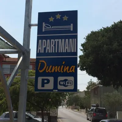 Certifikat, nagrada, logo ili neki drugi dokument izložen u objektu Apartments Dumina