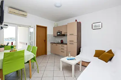 Kuhinja ili čajna kuhinja u objektu Family-friendly apartments with swimming pool Stupin Celine, Rogoznica - 23257