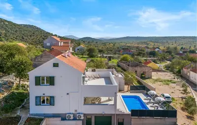 Pogled na planine ili pogled na planine iz vikendica
