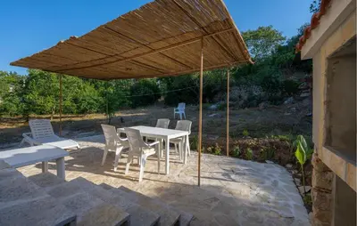 Popločani dio dvorišta ili vanjski dio objekta 1 Bedroom Gorgeous Apartment In Zlarin