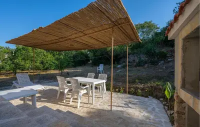 Popločani dio dvorišta ili vanjski dio objekta Cozy Apartment In Zlarin With Wifi