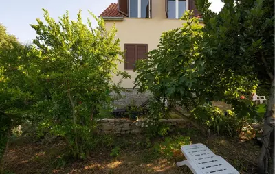 Vrt u objektu Cozy Apartment In Zlarin With Wifi