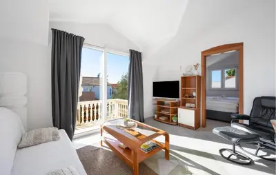 TV i/ili zabavni centar u objektu Amazing Apartment In Rogoznica With Lake View