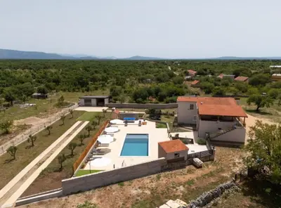 Bazen u objektu Villa Roški ili u blizini