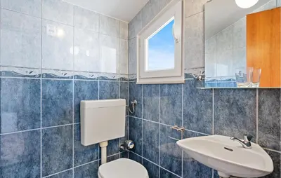 Kupaonica u objektu Awesome Apartment In Rogoznica With Wifi