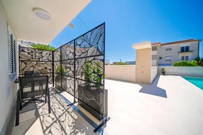Bazen u objektu Villa Mia - Moderne Oase mit Meerblick und Pool ili u blizini