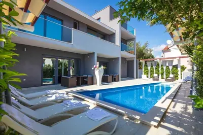 Bazen u objektu Prestige Vacation Villa With Gorgeous Pool And BBQ Area ili u blizini