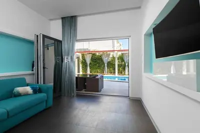 TV i/ili zabavni centar u objektu Prestige Vacation Villa With Gorgeous Pool And BBQ Area