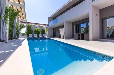 Bazen u objektu Prestige Vacation Villa With Gorgeous Pool And BBQ Area ili u blizini