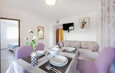 TV i/ili zabavni centar u objektu Stunning Apartment In Vodice With Wifi