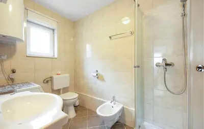 Kupaonica u objektu Stunning Apartment In Vodice With Wifi