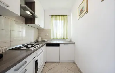 Kuhinja ili čajna kuhinja u objektu Stunning Apartment In Vodice With Wifi