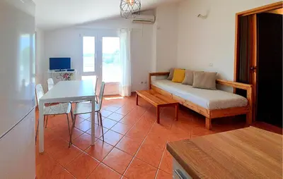 TV i/ili zabavni centar u objektu Cozy Apartment In Pirovac