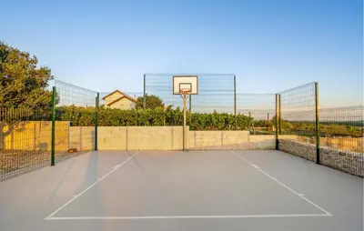 Tereni za tenis i/ili skvoš u sklopu objekta Stunning Home In Krkovic ili u blizini