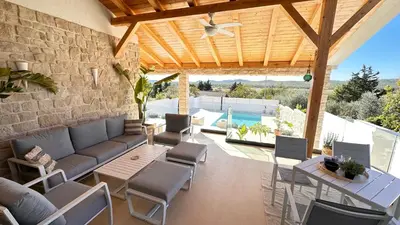 Bazen u objektu Villa MM Stankovci with heated pool, sauna, jacuzzi ili u blizini