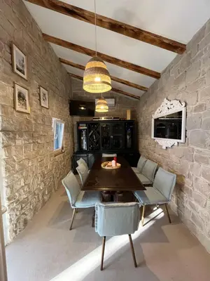 TV i/ili zabavni centar u objektu Villa MM Stankovci with heated pool, sauna, jacuzzi