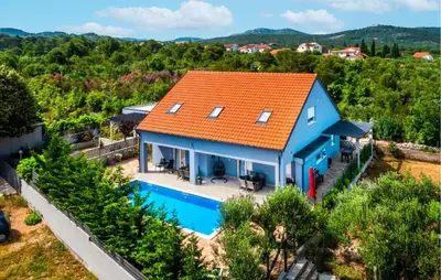 Bazen u objektu 6 Bedroom Amazing Home In Bilice ili u blizini