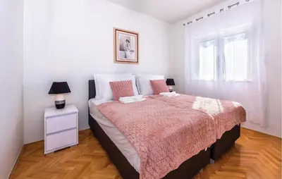 Krevet ili kreveti u jedinici u objektu 6 Bedroom Amazing Home In Bilice