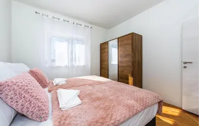 Krevet ili kreveti u jedinici u objektu 6 Bedroom Amazing Home In Bilice