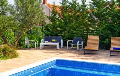 Bazen u objektu 6 Bedroom Amazing Home In Bilice ili u blizini