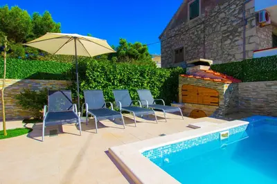 Bazen u objektu Aquarius Apartments - Beachside with Heated Pool ili u blizini