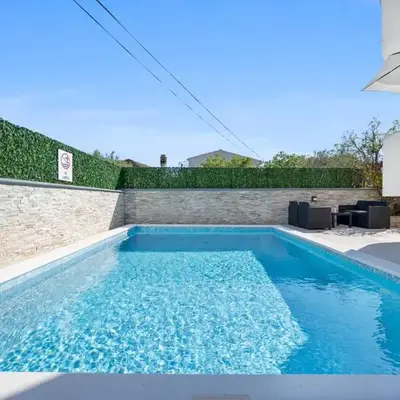 Aquarius Apartments - Beachside with Heated Pool