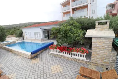 Bazen u objektu Apartmani Bilokapić Primošten ili u blizini