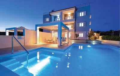 Bazen u objektu Nice Apartment In Rogoznica With Sauna ili u blizini