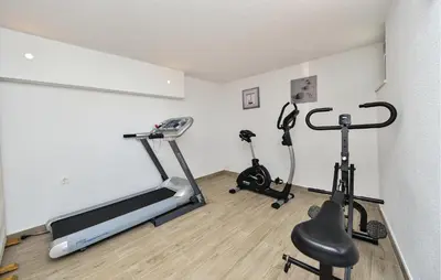 Fitness centar i/ili fitness sadržaji u objektu Nice Apartment In Rogoznica With Sauna
