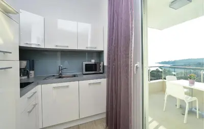 Kuhinja ili čajna kuhinja u objektu Nice Apartment In Rogoznica With Sauna