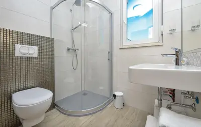 Kupaonica u objektu Cozy Apartment In Rogoznica With Sauna