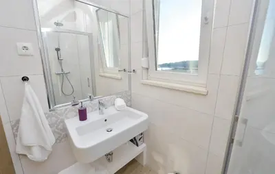 Kupaonica u objektu Gorgeous Apartment In Rogoznica
