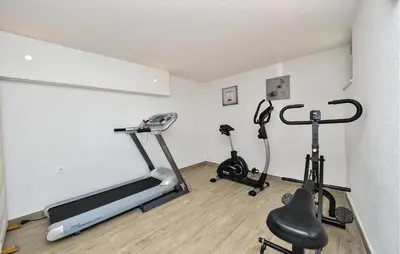 Fitness centar i/ili fitness sadržaji u objektu Nice Apartment In Rogoznica With Sauna