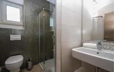 Kupaonica u objektu Amazing Apartment In Rogoznica