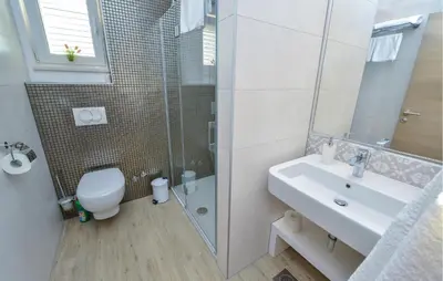 Kupaonica u objektu Stunning Apartment In Rogoznica