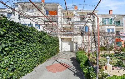 Vrt u objektu Gorgeous Apartment In Sibenik With House Sea View