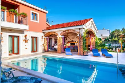 Bazen u objektu Villa Pamaroka ili u blizini