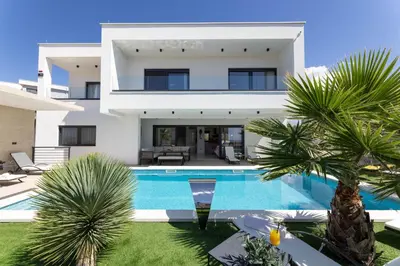 Bazen u objektu Villa Golden Shine-Primošten ili u blizini