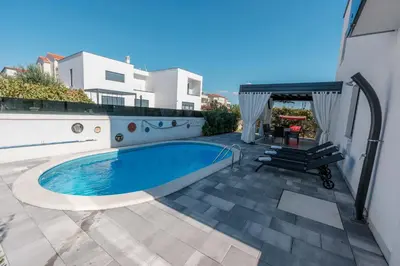 Bazen u objektu Villa Essenza - Roza ili u blizini