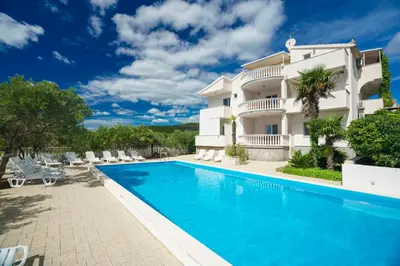 Bazen u objektu Apartments House Rina - 1 ili u blizini