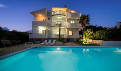 Bazen u objektu Apartments House Rina - 2 ili u blizini
